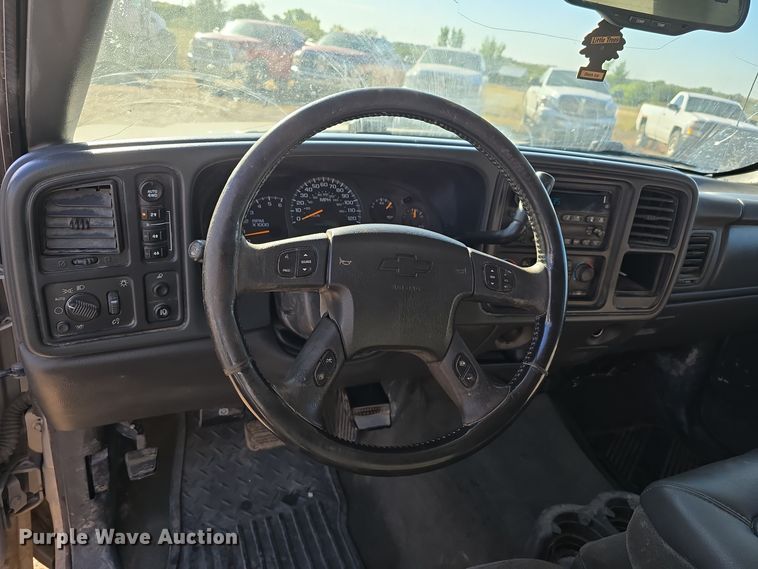 image for item DO5452 2004 Chevrolet Silverado 2500 Crew Cab pickup truck