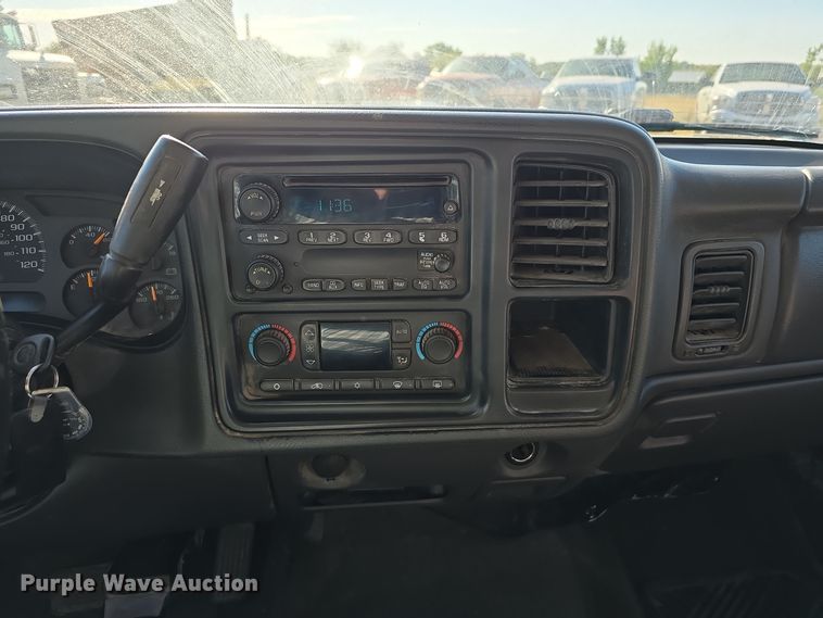 image for item DO5452 2004 Chevrolet Silverado 2500 Crew Cab pickup truck