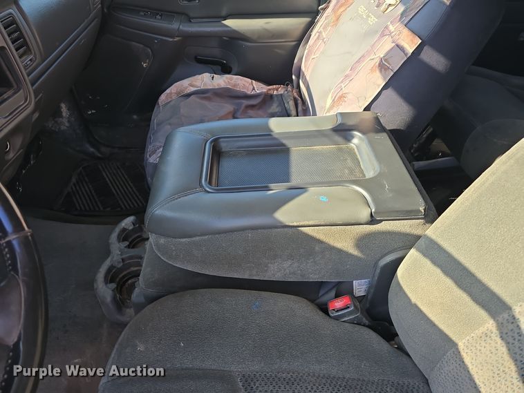 image for item DO5452 2004 Chevrolet Silverado 2500 Crew Cab pickup truck