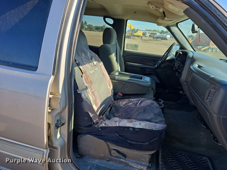 image for item DO5452 2004 Chevrolet Silverado 2500 Crew Cab pickup truck