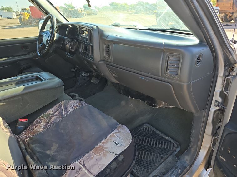 image for item DO5452 2004 Chevrolet Silverado 2500 Crew Cab pickup truck