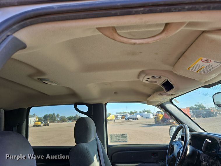 image for item DO5452 2004 Chevrolet Silverado 2500 Crew Cab pickup truck