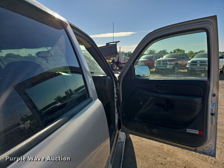 image for item DO5452 2004 Chevrolet Silverado 2500 Crew Cab pickup truck