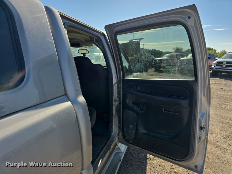 image for item DO5452 2004 Chevrolet Silverado 2500 Crew Cab pickup truck