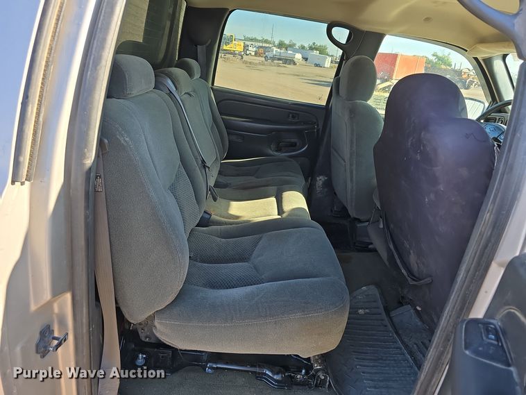 image for item DO5452 2004 Chevrolet Silverado 2500 Crew Cab pickup truck