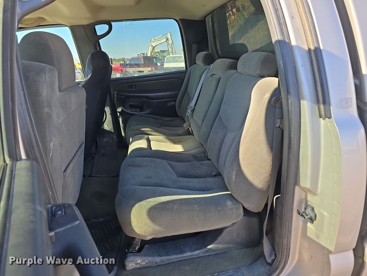 image for item DO5452 2004 Chevrolet Silverado 2500 Crew Cab pickup truck