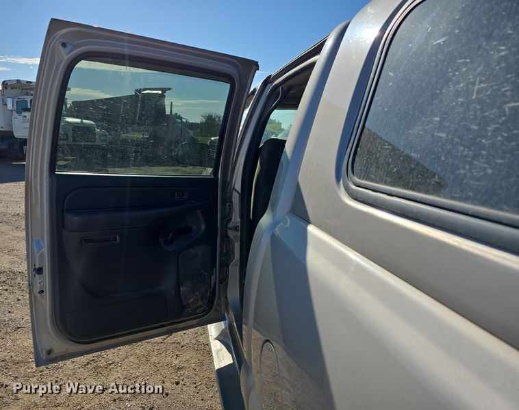 image for item DO5452 2004 Chevrolet Silverado 2500 Crew Cab pickup truck