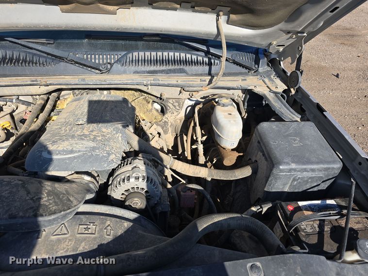 image for item DO5452 2004 Chevrolet Silverado 2500 Crew Cab pickup truck