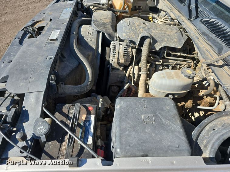 image for item DO5452 2004 Chevrolet Silverado 2500 Crew Cab pickup truck