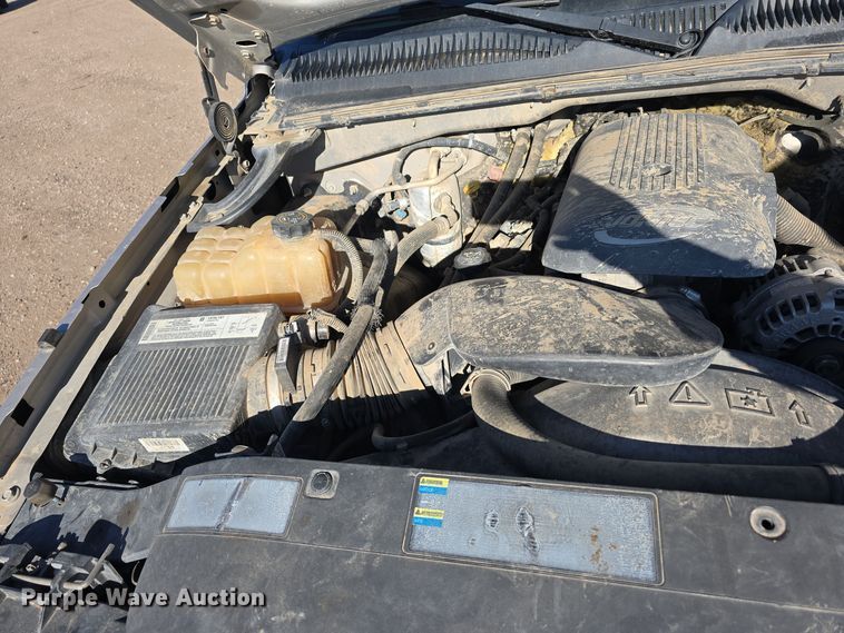 image for item DO5452 2004 Chevrolet Silverado 2500 Crew Cab pickup truck