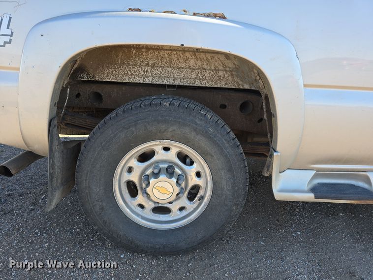 image for item DO5452 2004 Chevrolet Silverado 2500 Crew Cab pickup truck