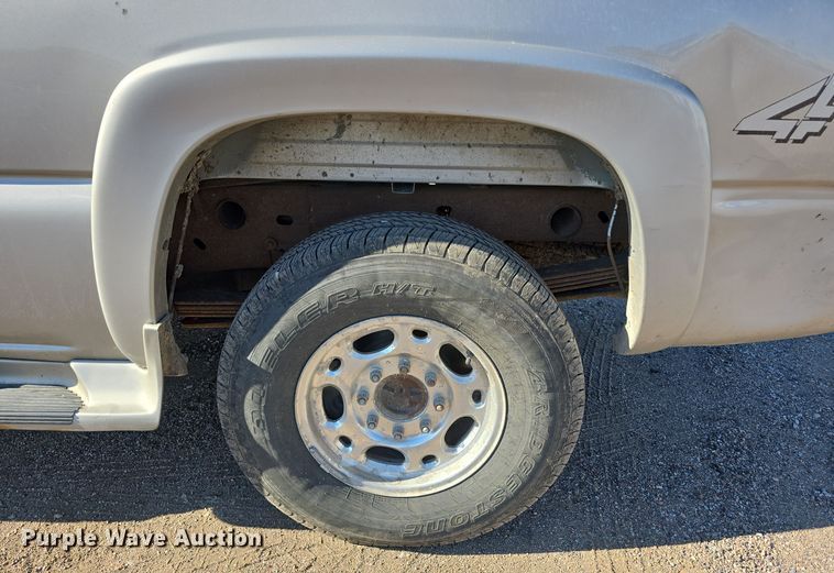 image for item DO5452 2004 Chevrolet Silverado 2500 Crew Cab pickup truck