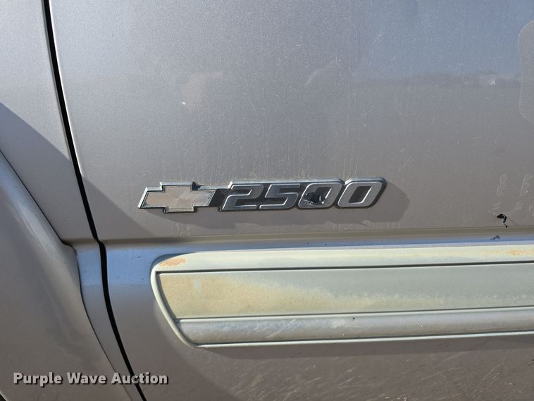 image for item DO5452 2004 Chevrolet Silverado 2500 Crew Cab pickup truck