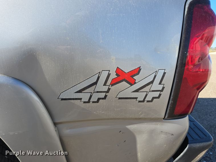 image for item DO5452 2004 Chevrolet Silverado 2500 Crew Cab pickup truck