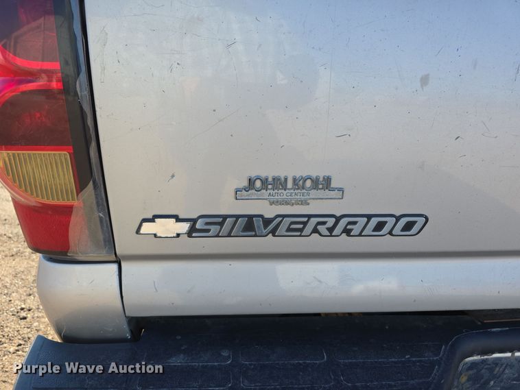 image for item DO5452 2004 Chevrolet Silverado 2500 Crew Cab pickup truck