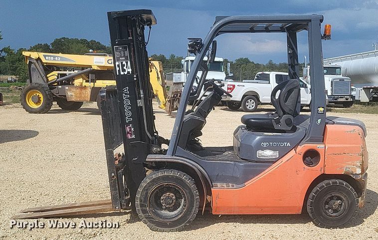 image for item DQ3677 Toyota  8FDU25 forklift