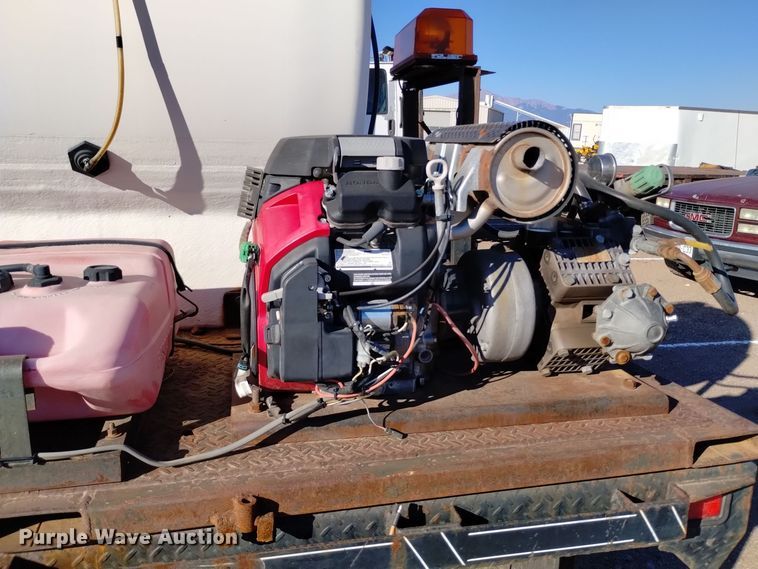 image for item DQ6172 2002 Isuzu  NPR flatbed truck