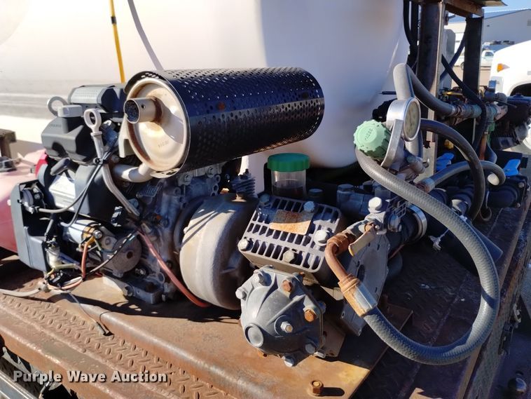 image for item DQ6172 2002 Isuzu  NPR flatbed truck