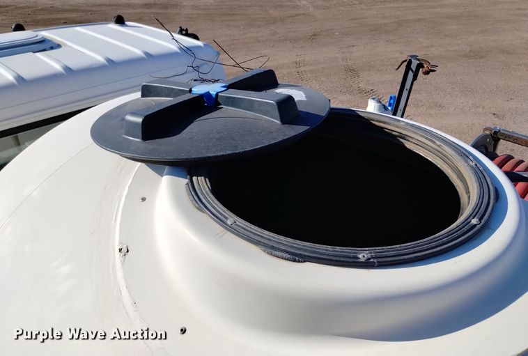 image for item DQ6172 2002 Isuzu  NPR flatbed truck