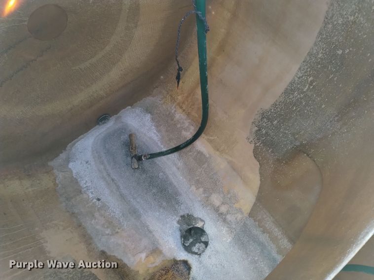 image for item DQ6172 2002 Isuzu  NPR flatbed truck