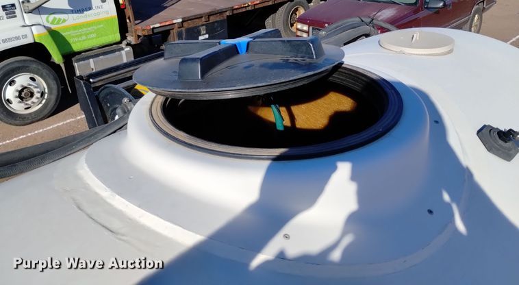 image for item DQ6172 2002 Isuzu  NPR flatbed truck