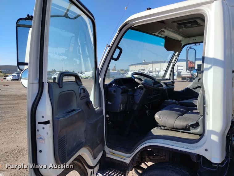 image for item DQ6172 2002 Isuzu  NPR flatbed truck