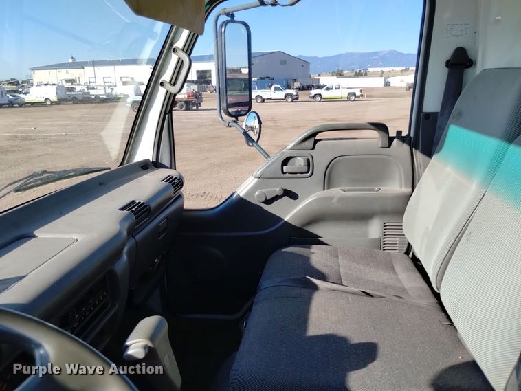 image for item DQ6172 2002 Isuzu  NPR flatbed truck