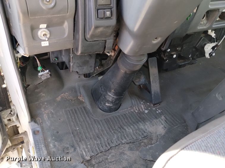 image for item DQ6172 2002 Isuzu  NPR flatbed truck