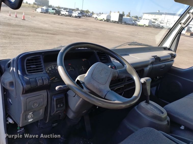 image for item DQ6172 2002 Isuzu  NPR flatbed truck