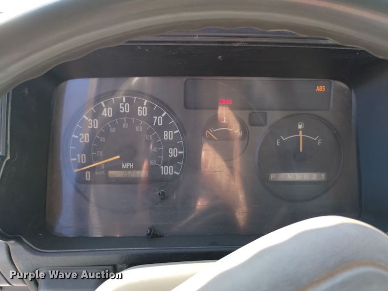 image for item DQ6172 2002 Isuzu  NPR flatbed truck