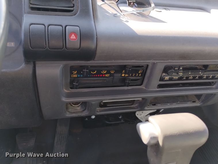 image for item DQ6172 2002 Isuzu  NPR flatbed truck