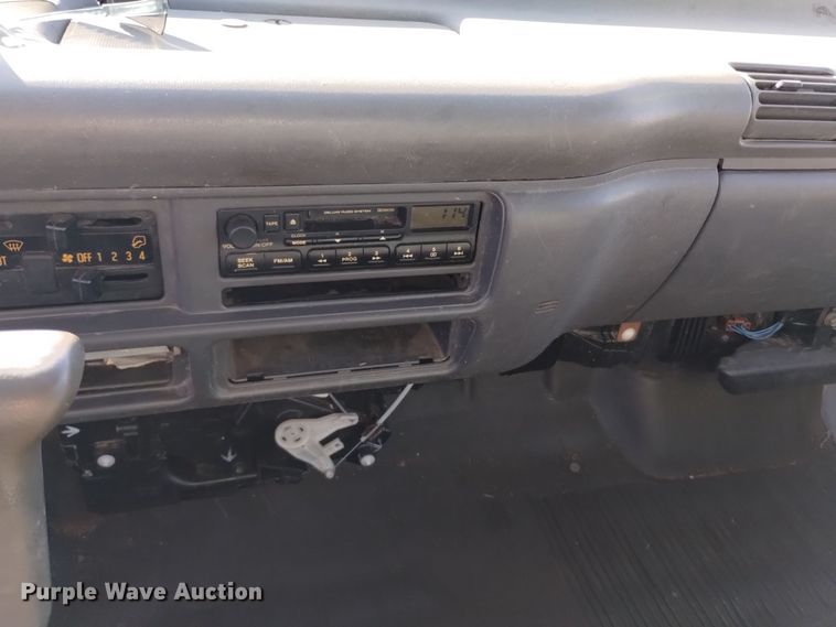 image for item DQ6172 2002 Isuzu  NPR flatbed truck