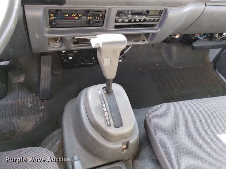 image for item DQ6172 2002 Isuzu  NPR flatbed truck