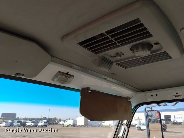 image for item DQ6172 2002 Isuzu  NPR flatbed truck