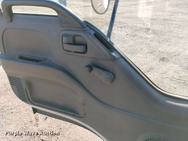 image for item DQ6172 2002 Isuzu  NPR flatbed truck