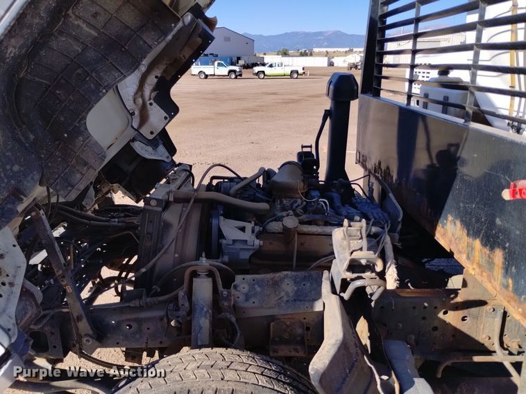 image for item DQ6172 2002 Isuzu  NPR flatbed truck