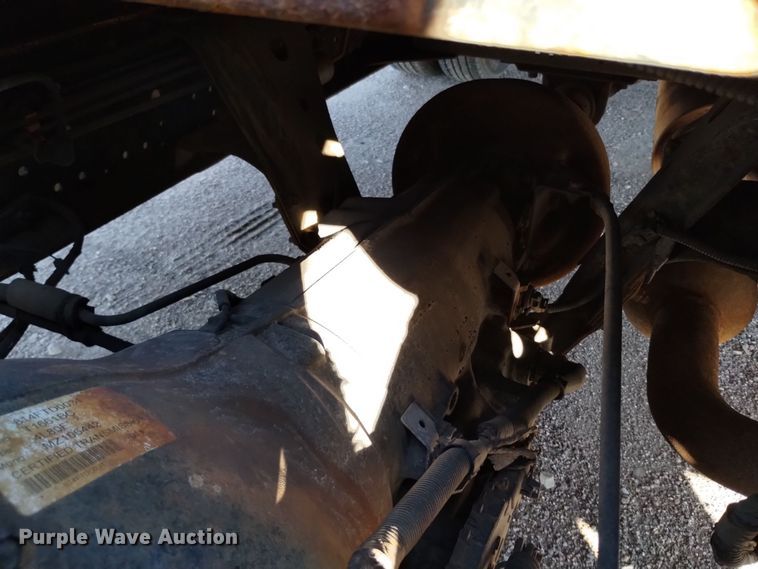 image for item DQ6172 2002 Isuzu  NPR flatbed truck