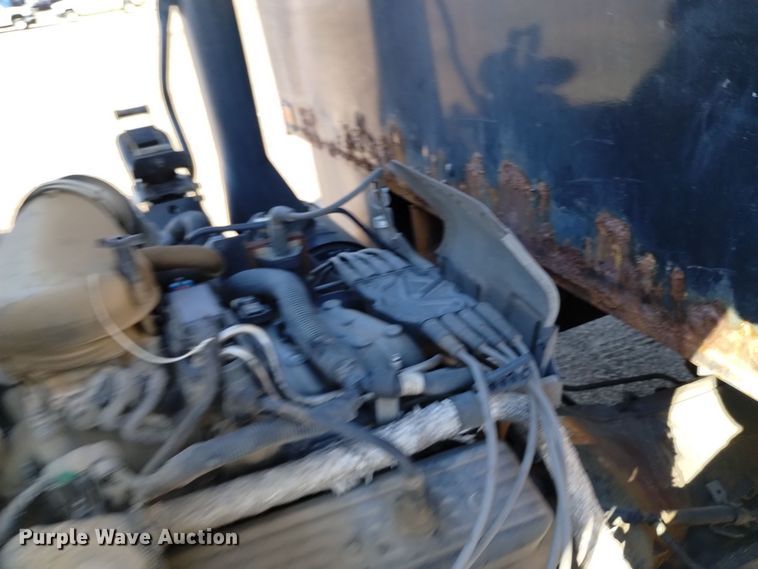 image for item DQ6172 2002 Isuzu  NPR flatbed truck