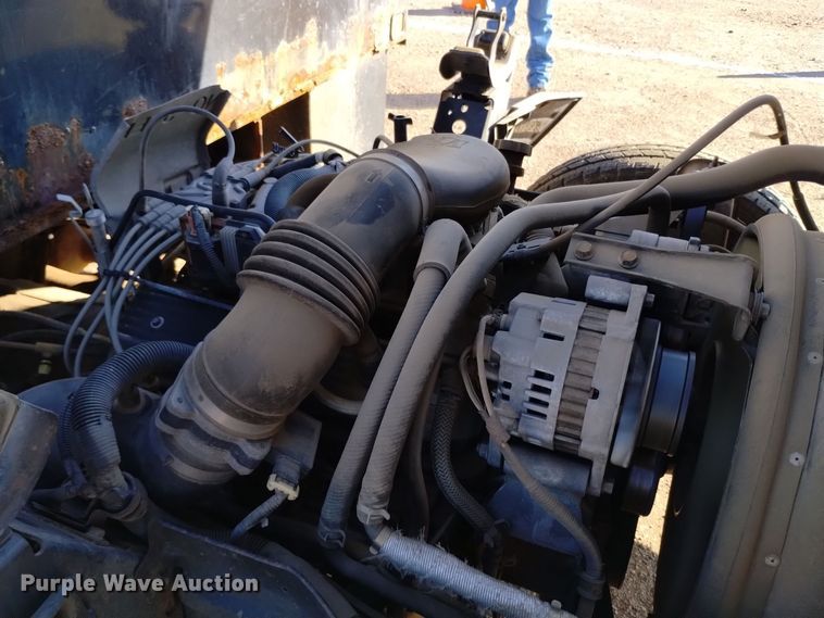 image for item DQ6172 2002 Isuzu  NPR flatbed truck