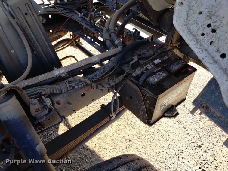 image for item DQ6172 2002 Isuzu  NPR flatbed truck