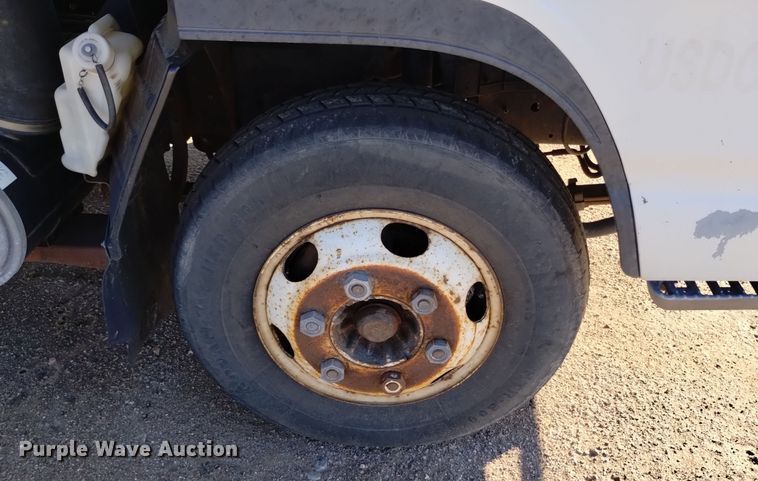 image for item DQ6172 2002 Isuzu  NPR flatbed truck