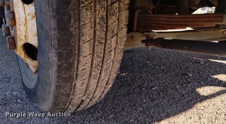 image for item DQ6172 2002 Isuzu  NPR flatbed truck