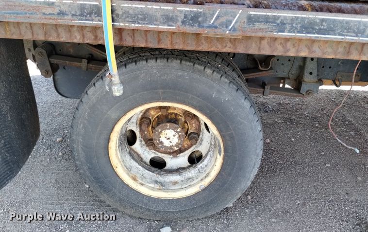 image for item DQ6172 2002 Isuzu  NPR flatbed truck