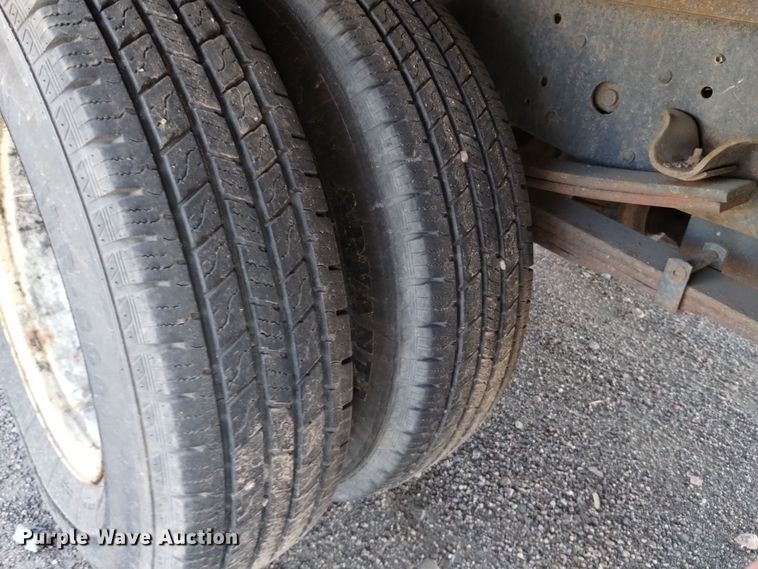 image for item DQ6172 2002 Isuzu  NPR flatbed truck