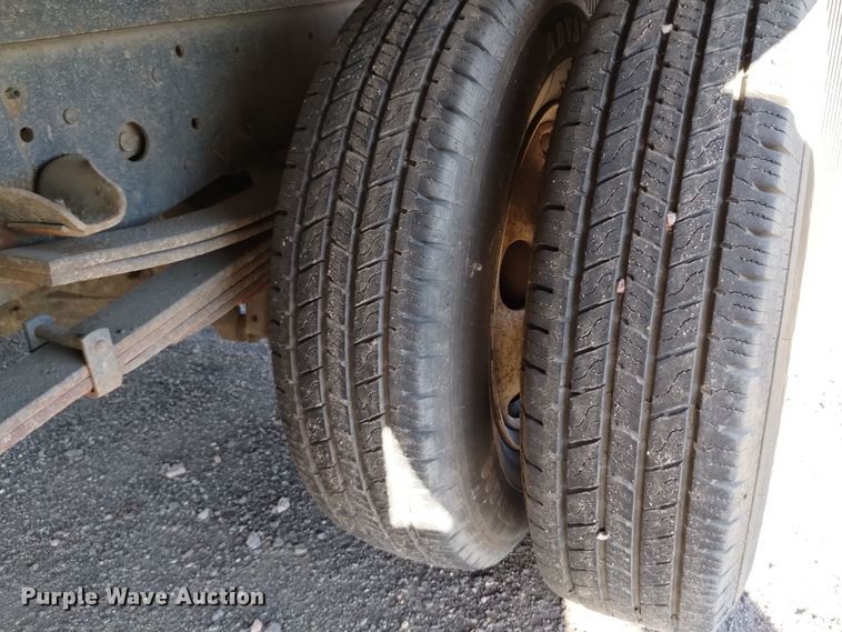 image for item DQ6172 2002 Isuzu  NPR flatbed truck