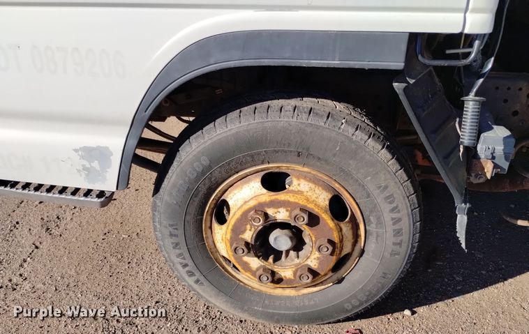 image for item DQ6172 2002 Isuzu  NPR flatbed truck