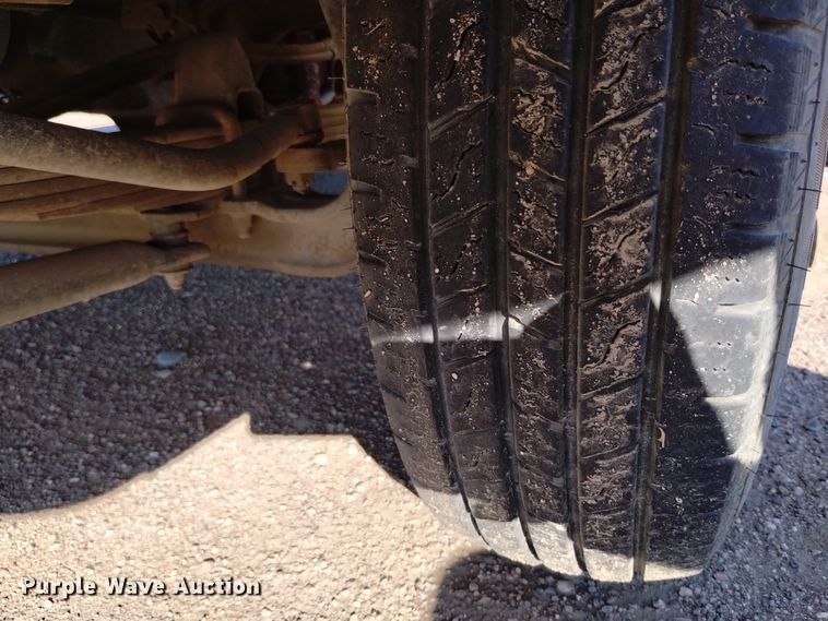 image for item DQ6172 2002 Isuzu  NPR flatbed truck