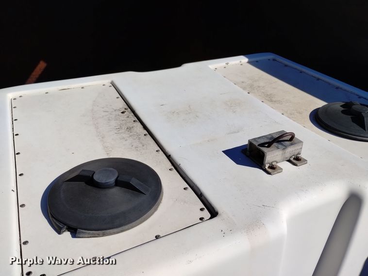 image for item DQ6182 1998 GMC T5500 chipper truck