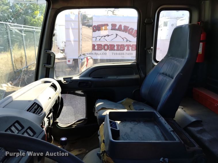 image for item DQ6182 1998 GMC T5500 chipper truck