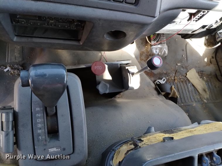 image for item DQ6182 1998 GMC T5500 chipper truck